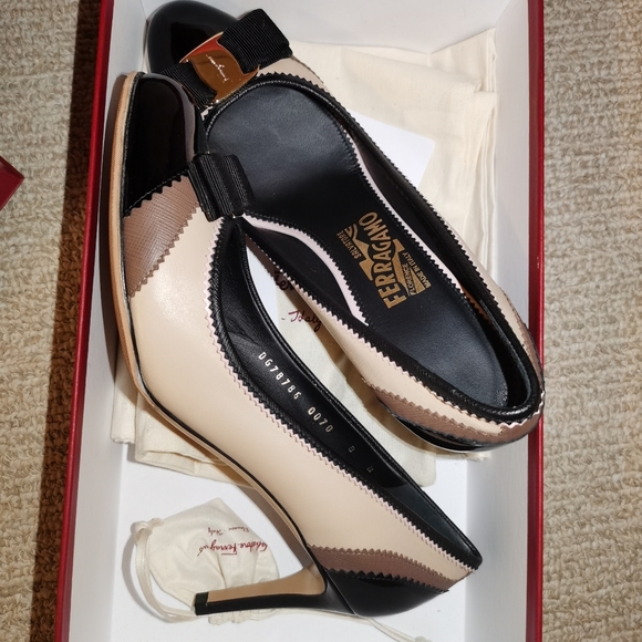 Authentic Salvatore Ferragamo - Picture 5 of 10